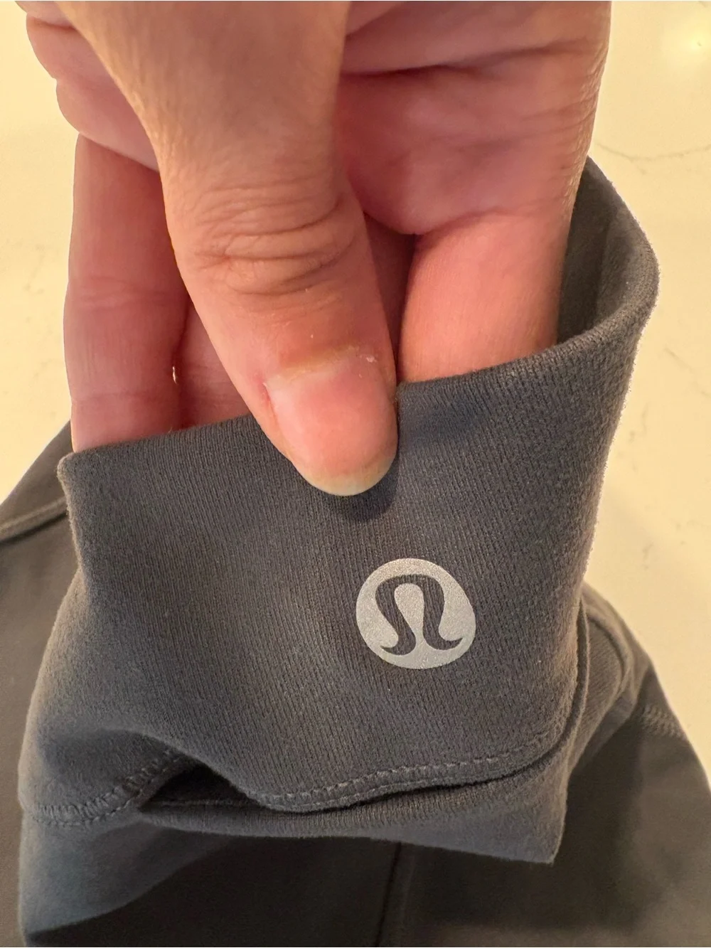 Lululemon Womens Dark Gray Performance Active Cropped Leggings. Size 6